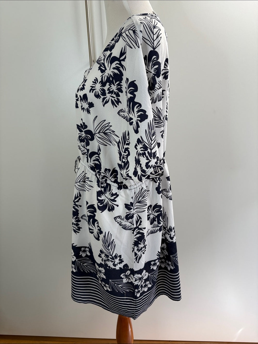 Mario Serrani White and Navy Floral V-Neck Drawstring Dress Small