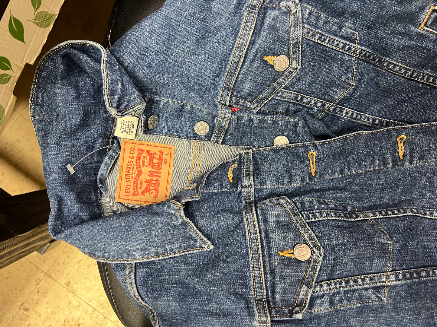 Levis Women's Buttoned Down w/ Pockets Blue Denim Jacket Large - NEW W/OUT TAGS