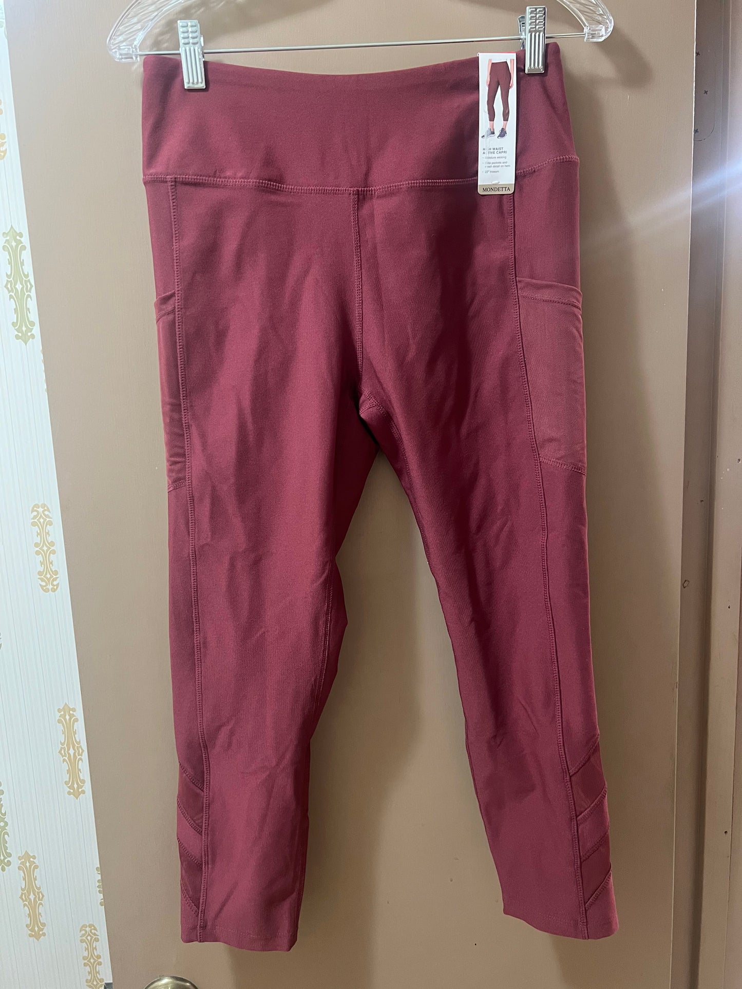 Mondetta Womens Red High Waist Mesh Active Capri Leggings Medium - NEW W/OUT TAGS