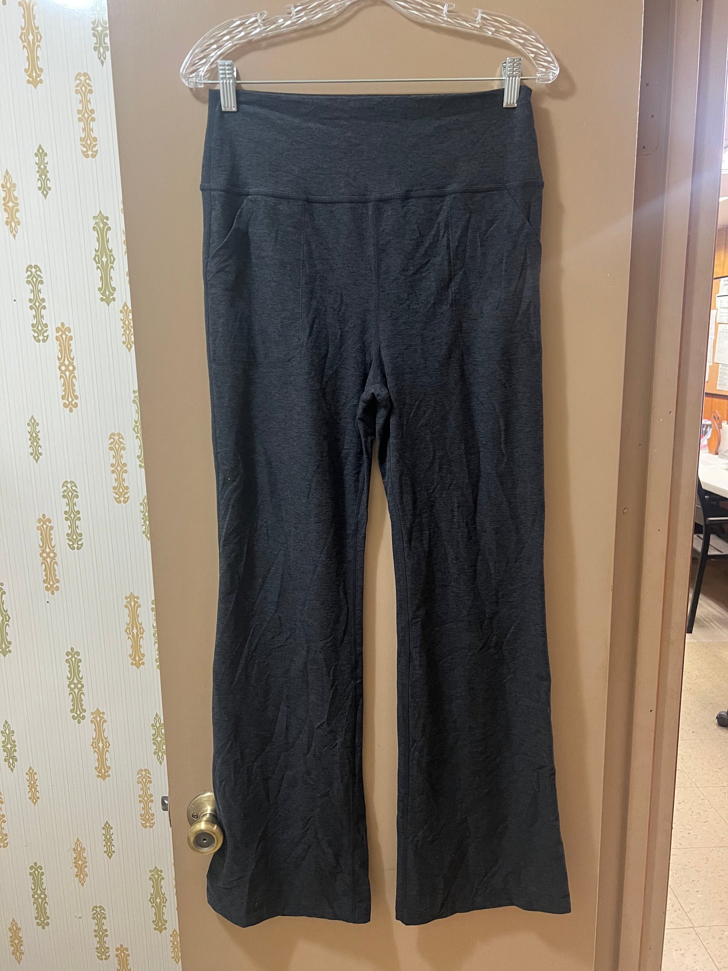 Kirkland Signature Ladies' Brushed Flare Legging W/ Pockets Black XL  - NEW W/OUT TAGS