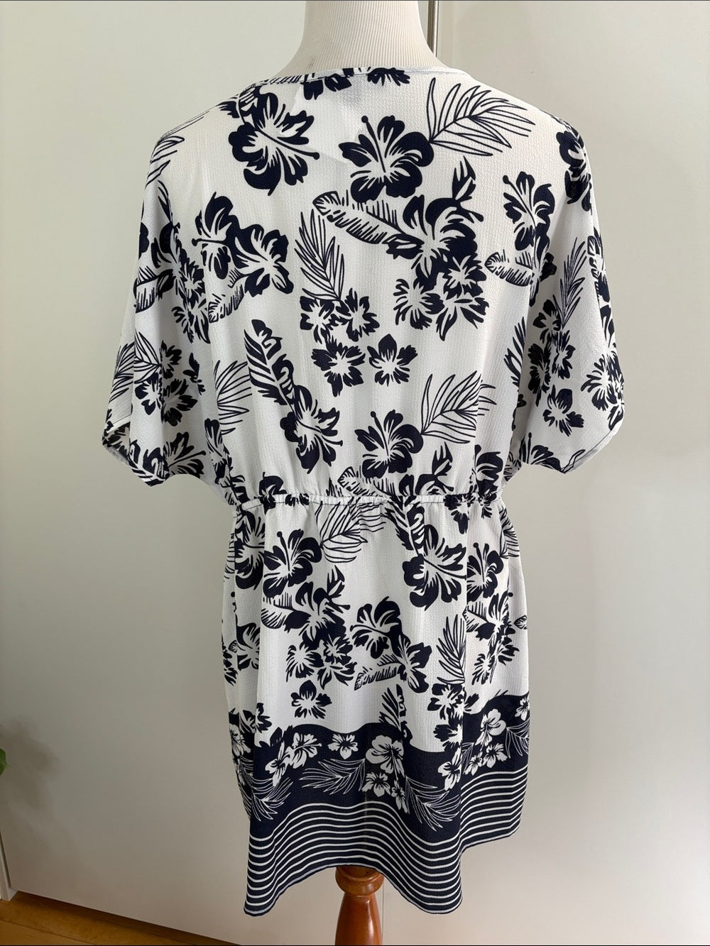 Mario Serrani White and Navy Floral V-Neck Drawstring Dress Small